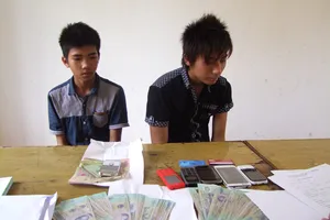 Bắt khẩn cấp 2 đối tượng lừa đảo công nghệ cao