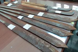 Nhóm chăn dắt gái giấu nhiều dao kiếm trong phòng trọ