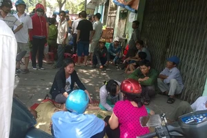 Vợ ôm thi thể chồng bị điện giật gào khóc