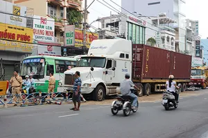 Container ủi nát dải phân cách ở phố
