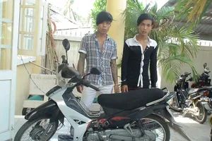 Ngủ ngoài vỉa hè, bị rạch túi lấy trộm toàn bộ tài sản