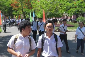 Hôm thi đầu tiên: biển đảo làm chủ Văn, Sử