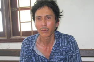 Tay không đu ban công đột nhập phòng khách sạn