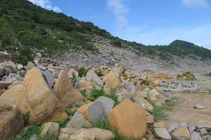 Bị tịch thu gần 1 tỉ vì đào đất lậu tại núi Bà Đen