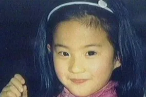 Lộ thêm nhiều ảnh độc thời nhỏ của Lưu Diệc Phi và mẹ