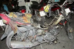 Xe máy cháy trơ khung tại trung tâm TP.HCM