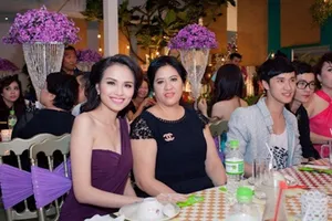 Mẹ Diễm Hương chỉ trích con gái giữa chốn đông người