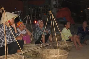 Những phụ nữ gánh cá lúc nửa đêm