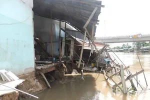 Hậu Giang: Cận cảnh hàng chục căn nhà sập xuống sông