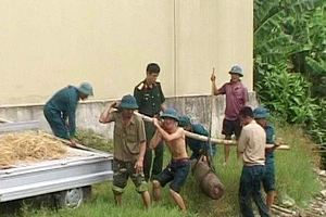 Kéo lưới bắt cá, phát hiện bom dưới ao