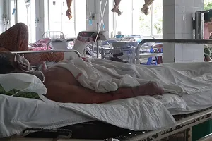 Con tưới xăng đốt cha rồi uống thuốc rầy tự tử