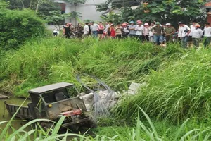 Lái xe tử vong do vừa lái vừa ngoái đầu kiểm tra hàng