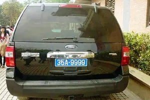 Hai xế hộp cùng đeo biển xanh “tứ quý 9”