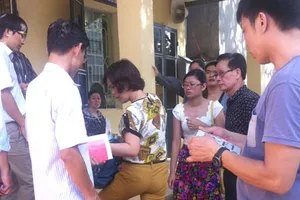 'Cò' biển số đẹp bủa vây điểm đăng ký xe