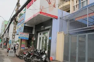 Trồng răng, bị xui, khách phá nát phòng nha