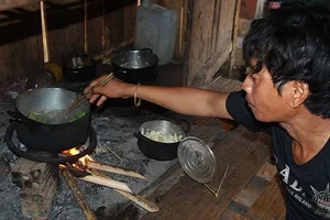 Nghèo lại hoàn nghèo