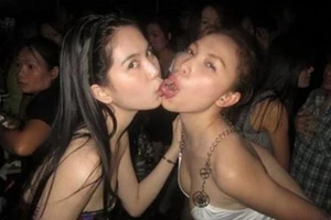 Sao Việt lộ ảnh thác loạn, chụp hình bên mẫu nude