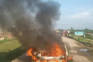 Đang chạy, xe Kia Morning bất ngờ cháy rụi trơ khung