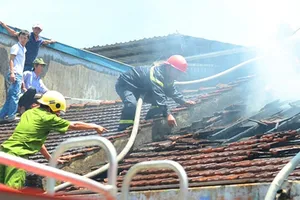 Cháy nhà cả khu dân cư hoảng loạn