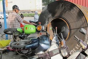 Va chạm liên hoàn, tôn cuộn container phá hủy hàng loạt xe