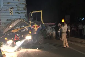 Xe gỗ quá tải lật, thi thể tài xế kẹt trong cabin