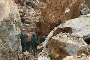 Sập mỏ đá ở Phú Thọ, 2 công nhân bị vùi lấp