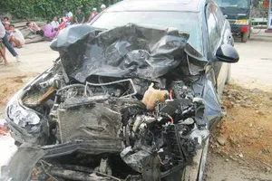 Xế hộp đấu đầu container, phá cửa xe cứu 4 người