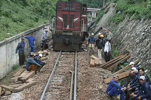 Tàu chở hàng quá tải vô tư vượt trạm cân 