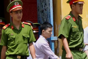 Bé gái có bầu vì 'vượt rào' với bạn trai trong quán cà phê