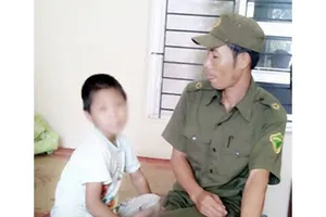 Bố trói tay, bỏ con trên đê để lừa đảo