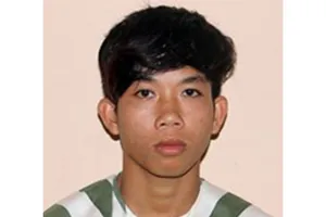 Tiếng động dưới gầm giường lộ diện kẻ giở trò với bé gái