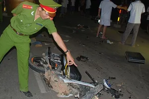 Xe máy đâm nhau, 4 thanh niên văng xuống đường tử vong