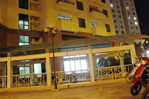 Người đàn ông bị điện giật chết khi lợp mái tôn