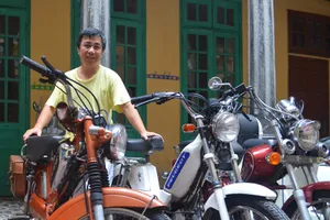 Người nghệ sĩ kỳ lạ bán hết đồ đạc mua xe độc