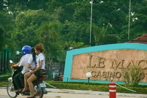 Gái bán dâm ở sòng bài biên giới