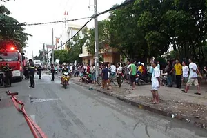 Chung cư phát hỏa hàng chục người tháo chạy 