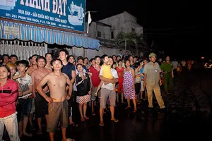 Lửa bao phủ cửa tiệm buôn hàng cũ