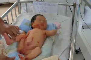 Bé gái sơ sinh bị bỏ rơi ở bụi tre