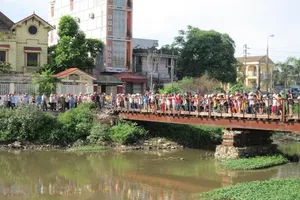 Thi thể nữ đang phân hủy trôi trên sông ở Thanh Hóa