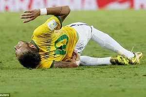 Chấn thương nặng, Neymar nhập viện khẩn cấp