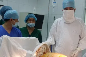 Chữa vô sinh, có “bầu” tưởng sinh 3 hóa khối u 7 kg