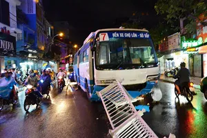 Xe buýt ủi tung dải phân cách 