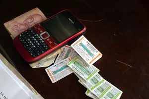 Nam sinh lớp 8 gỡ mái ngói để đột nhập nhà dân