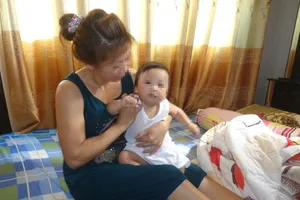 Bế bé trai 8 tháng tuổi đến đám cưới bắt chú rể nhận con