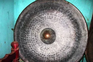 Đào bắt dúi, phát hiện 8 chiếc chiêng cổ