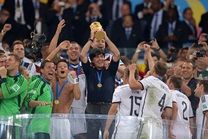 Hoan hô HLV Loew đưa Đức lên ngôi Vua 