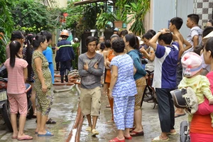 Giải cứu cháu bé ra khỏi căn nhà bùng lửa