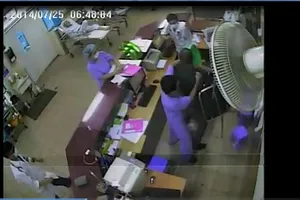 Bác sĩ bệnh viện Bạch Mai bị người nhà bệnh nhân hành hung