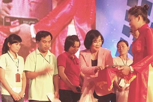 Trao 10.000 radio cho công nhân có hoàn cảnh khó khăn