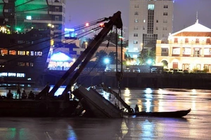 Chìm xà lan gần hầm Thủ Thiêm, 3 người được cứu